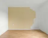 Ściana częściowo pomalowana na żółto. Zastanawiam się, jakie farby do malowania ścian polecacie do takiego wnętrza.
